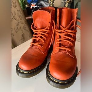 1460 SMOOTH LEATHER LACE UP Dr. Marten Boots